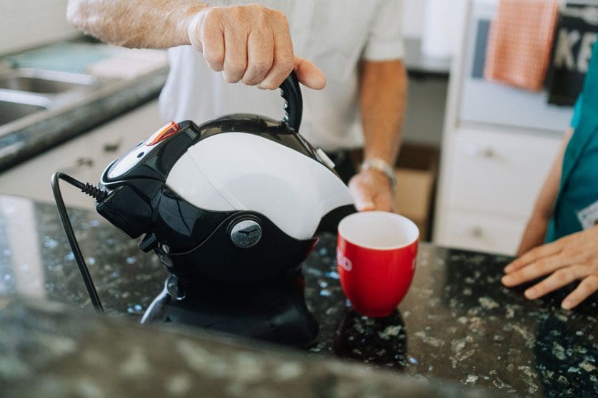 Assisted-technology helpful pouring kettle